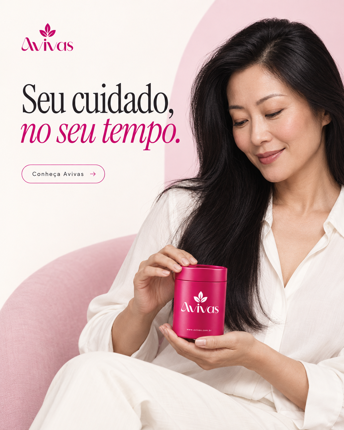 Mulher feliz segurando a embalagem rosa Avivas, em ambiente claro e leve